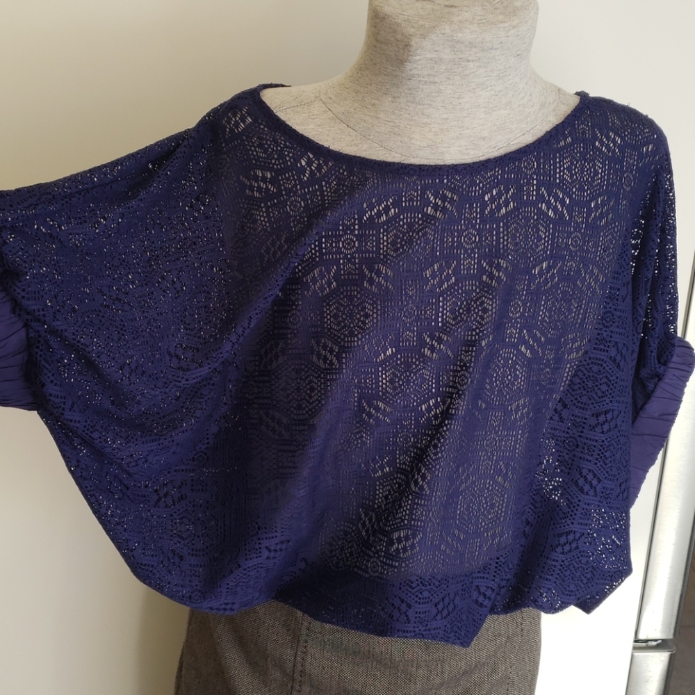 Cute Akemi + kin loose lacy top